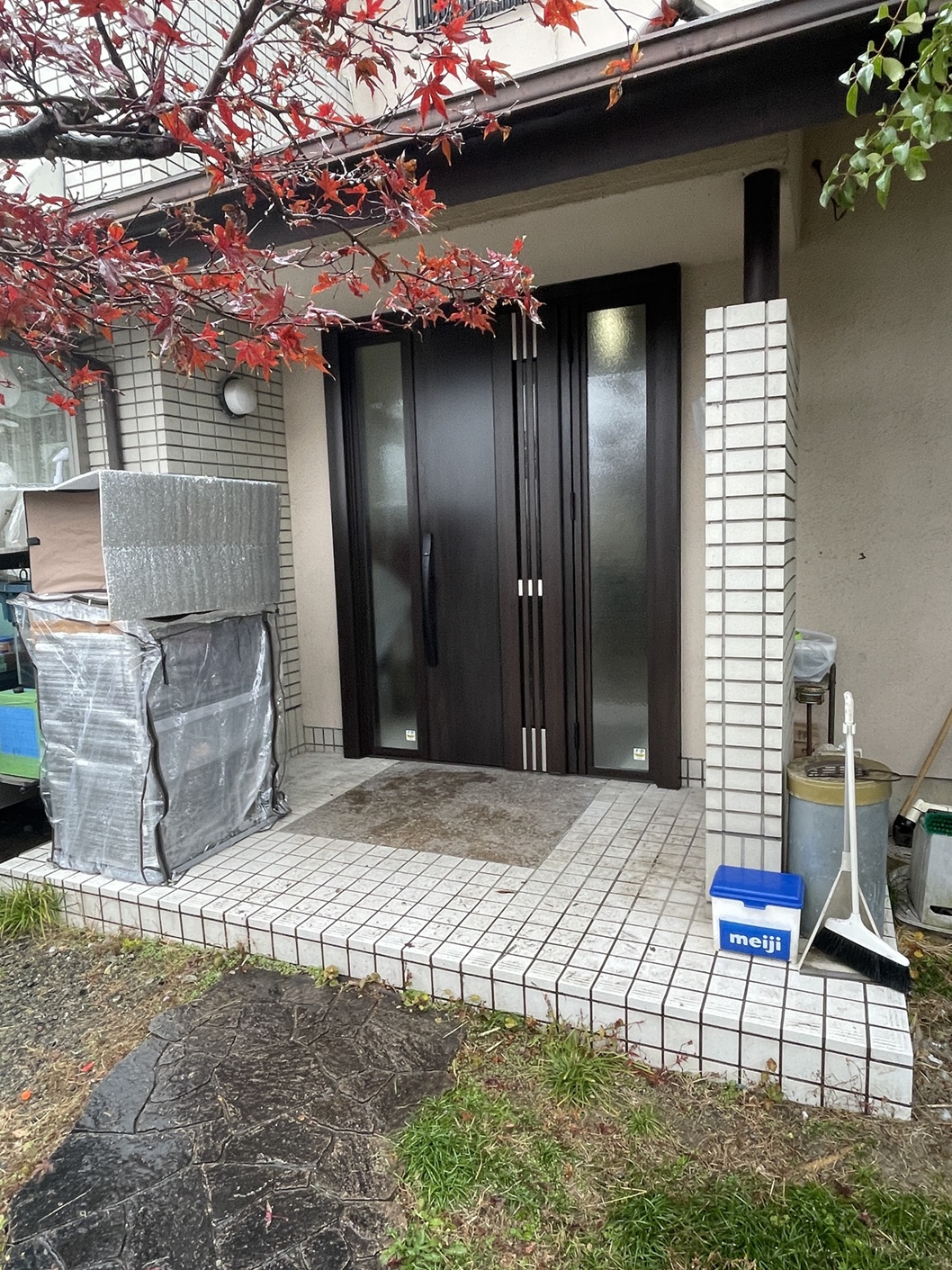 玄関ドアのカバー工法でオシャレにキレイに。の画像
