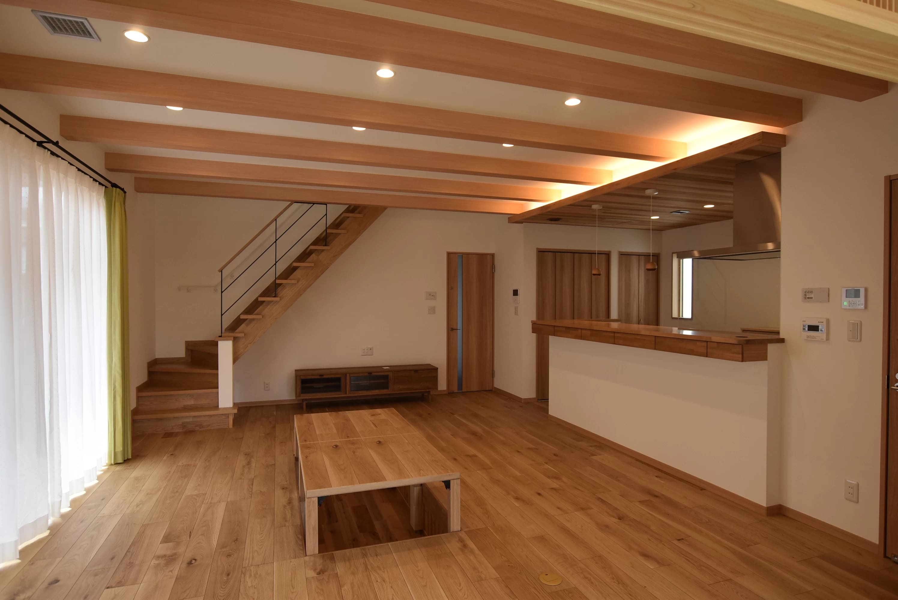 木の温もりと和のテイストが融合した居心地の良い家の画像