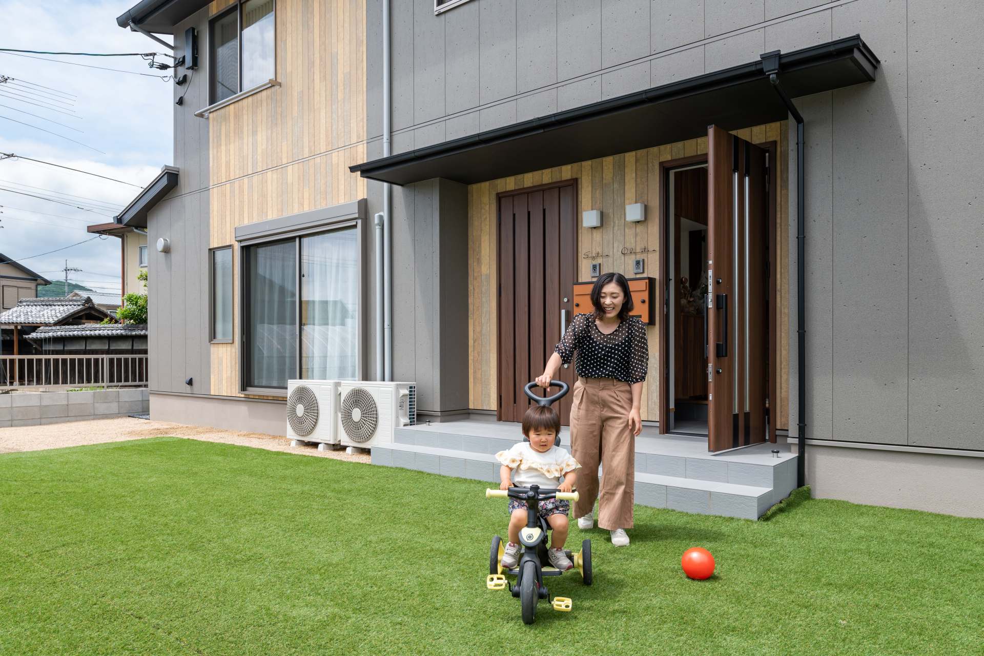 庭で遊んでいるイメージ画像